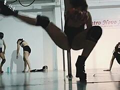 Doctora argentina muestra el culo bailando en el tubo en el hospital 😏