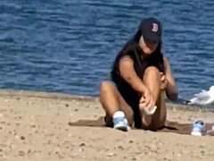 Damn that juicy cameltoe on this teasing asian beach candid 😏🏖️