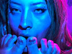 im smokin but cant stop worshipin ur feet!!