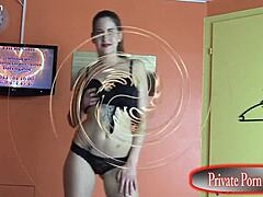 Willst du sehen, wie ich deinen Schwanz so geil ficke wie Candy 18?