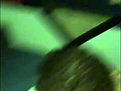 fodendo a novinha rabuda com buceta rosinha de quatro no espelho