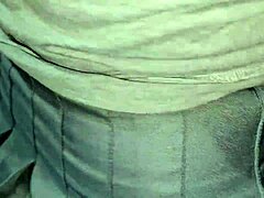 mi hermanastra me pilla masturbando y me roza la verga con su culo al agacharse... ¡empieza el sexo!