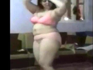 Cute Arab Girl’s Sizzling Moves