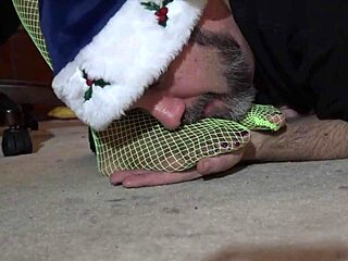 Bow to my green fishnet feet now