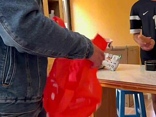 Me Doy Bien Rico A Mi Primastro Me Lo Destrozo En Su Cama Despu�s De La Fiesta Y Cuando Sus Jefes No Estan