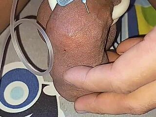 Myanmarlı gay Cocklovermlm ev yapımı büyük yarak oyununda salin enjekte ediyor