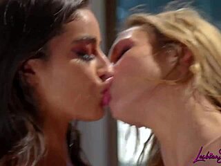 Emily Willis ve Aiden Ashley Lezbiyen Seks Yapıp Islak Amcıklarını Öpüşüyor ve Yalıyor