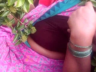 Büyük memeli Hint güzeli, açık hava ev yapımı teyze porno videosunda yıldız oluyor.